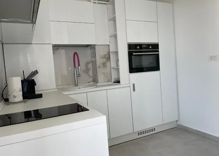 Luxury Westpark 2-room Lakeview W5 Апартаменти *